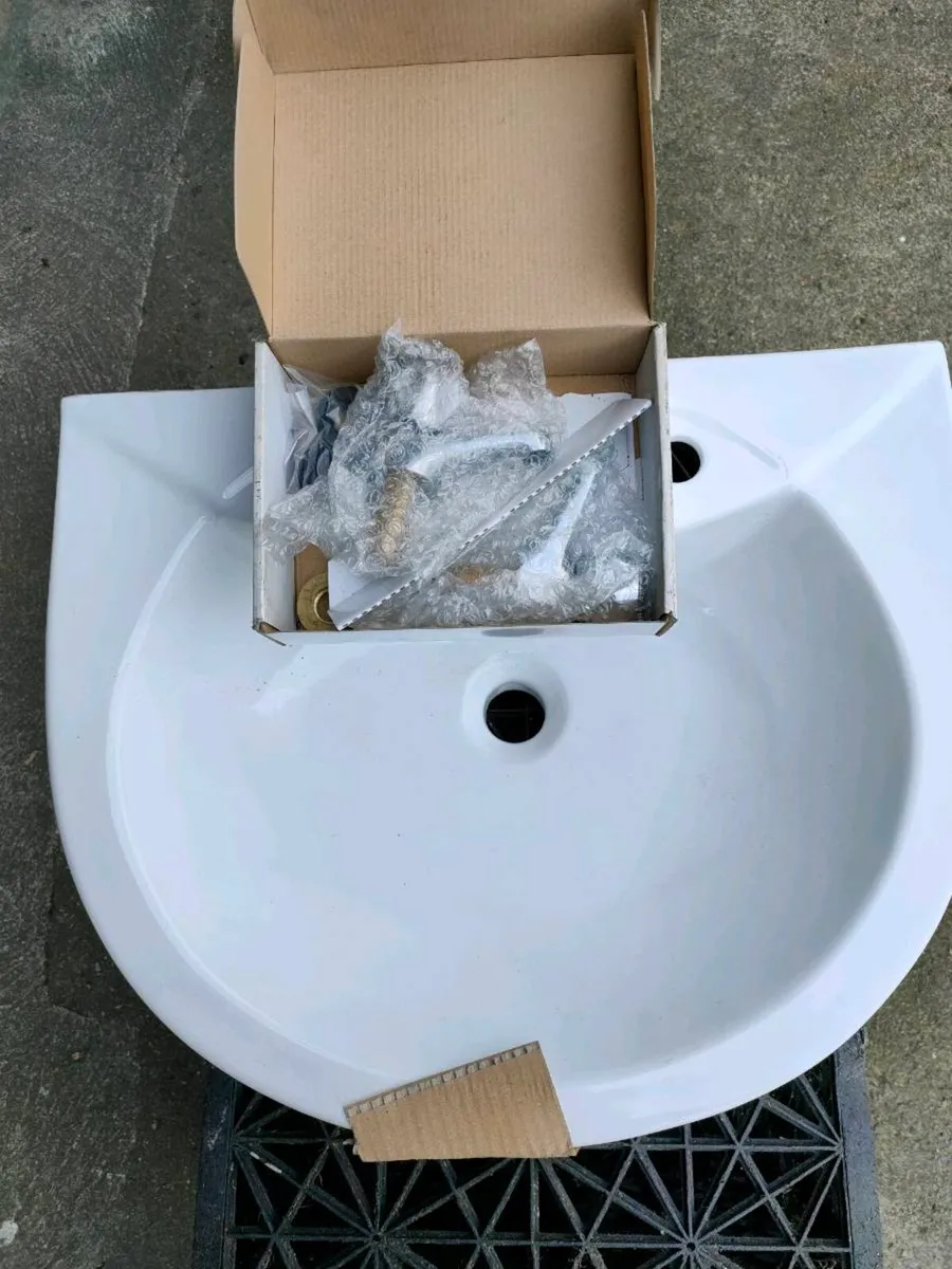 New close coupled toilet and sink - Image 3