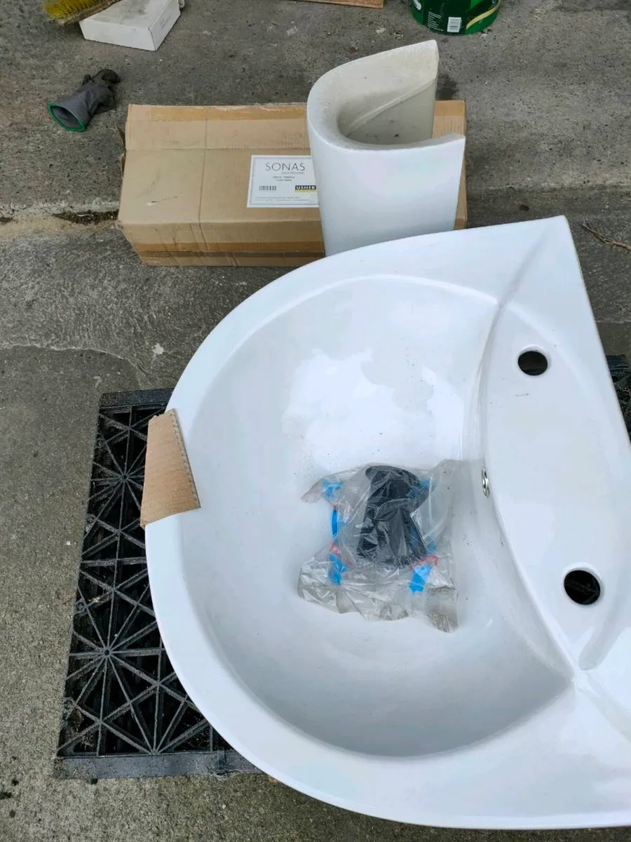 New close coupled toilet and sink - Image 4