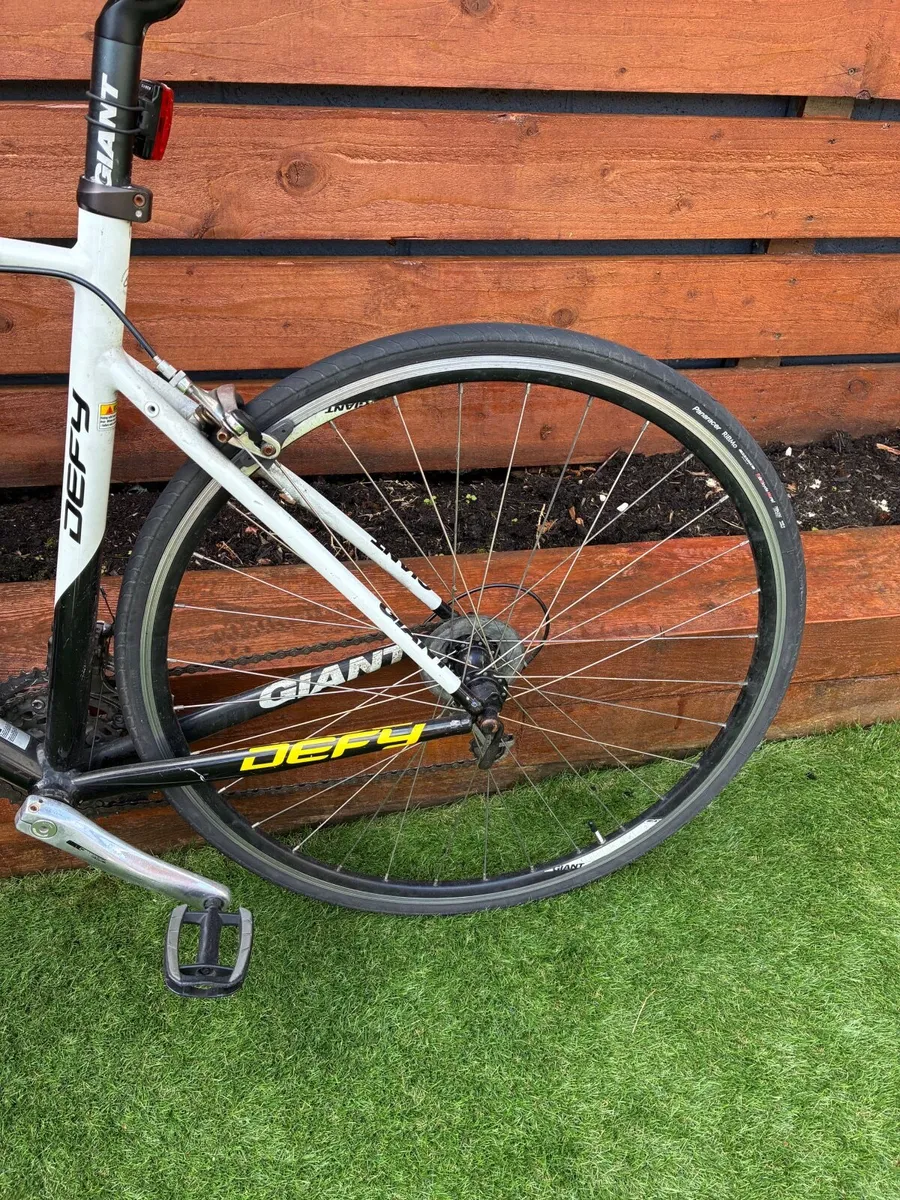 Giant Defy aluminium road bike - Image 3