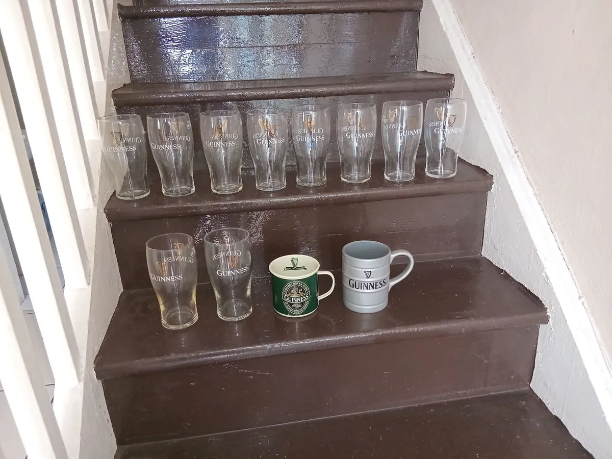 10 GUINNESS PINT GLASSES & 2 GUINNESS MUGS