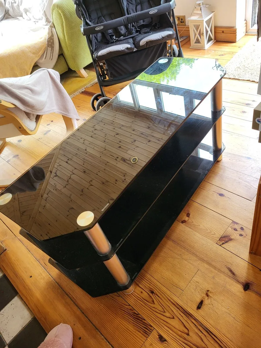 Tv stand length:108cm heigth: 50cm width: 40cm