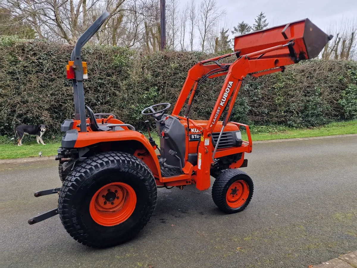 Kubota ST30 Compact Tractor with Loader - Image 4
