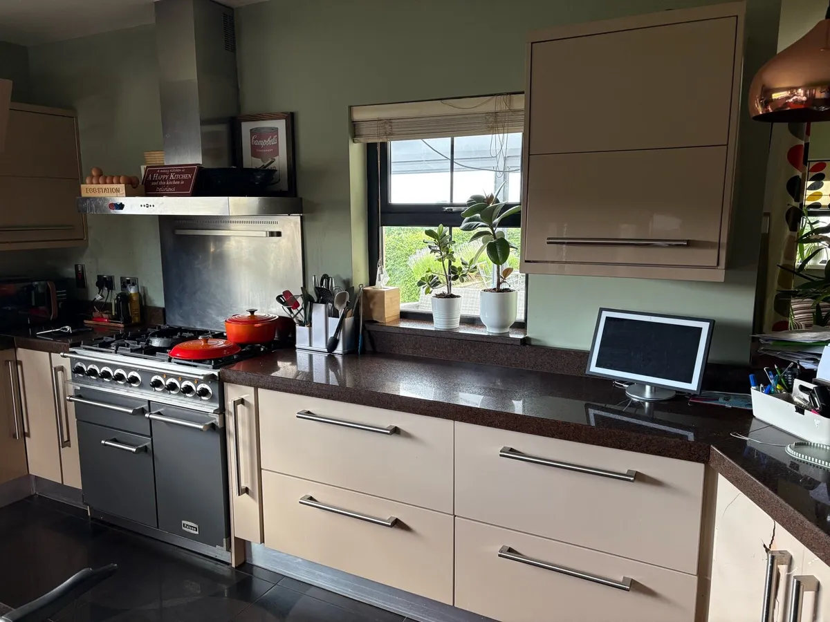 Kitchen with double fridge freezers and dishwasher - Image 2