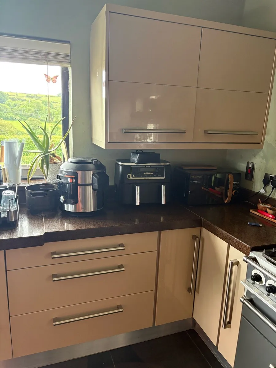 Kitchen with double fridge freezers and dishwasher - Image 3
