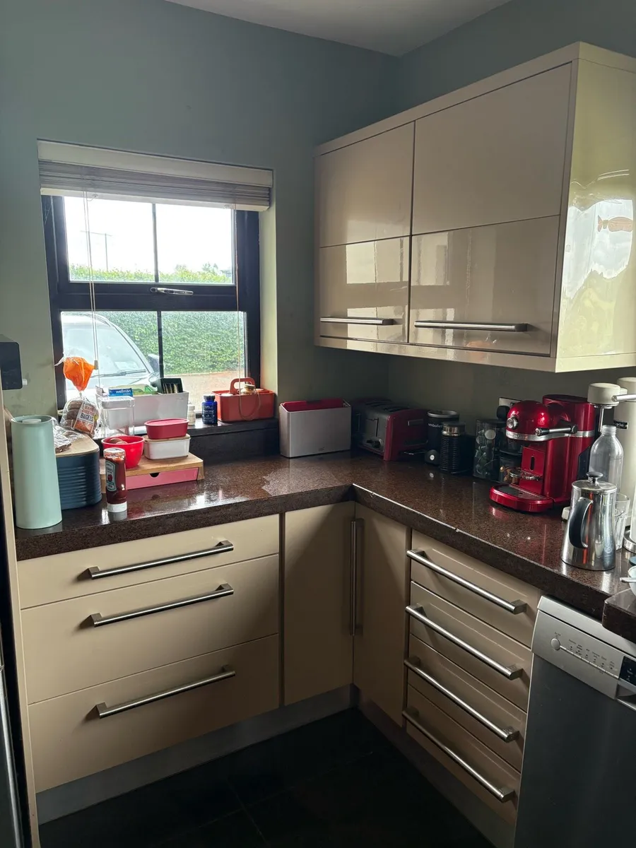 Kitchen with double fridge freezers and dishwasher - Image 4