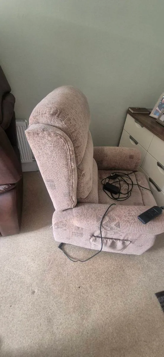 Electric life & rise recliner chair ADULT - Image 3