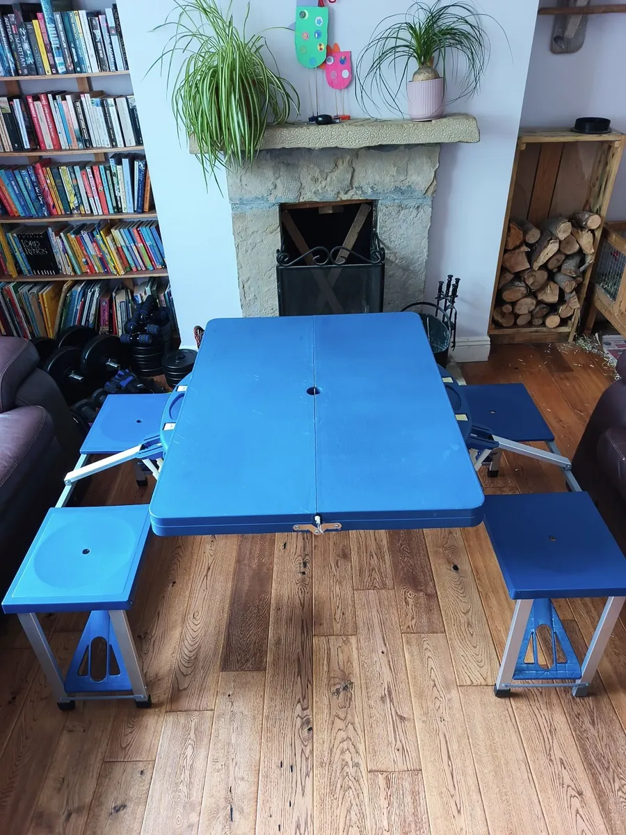 Camping folding table and chairs:  25 ono - Image 1