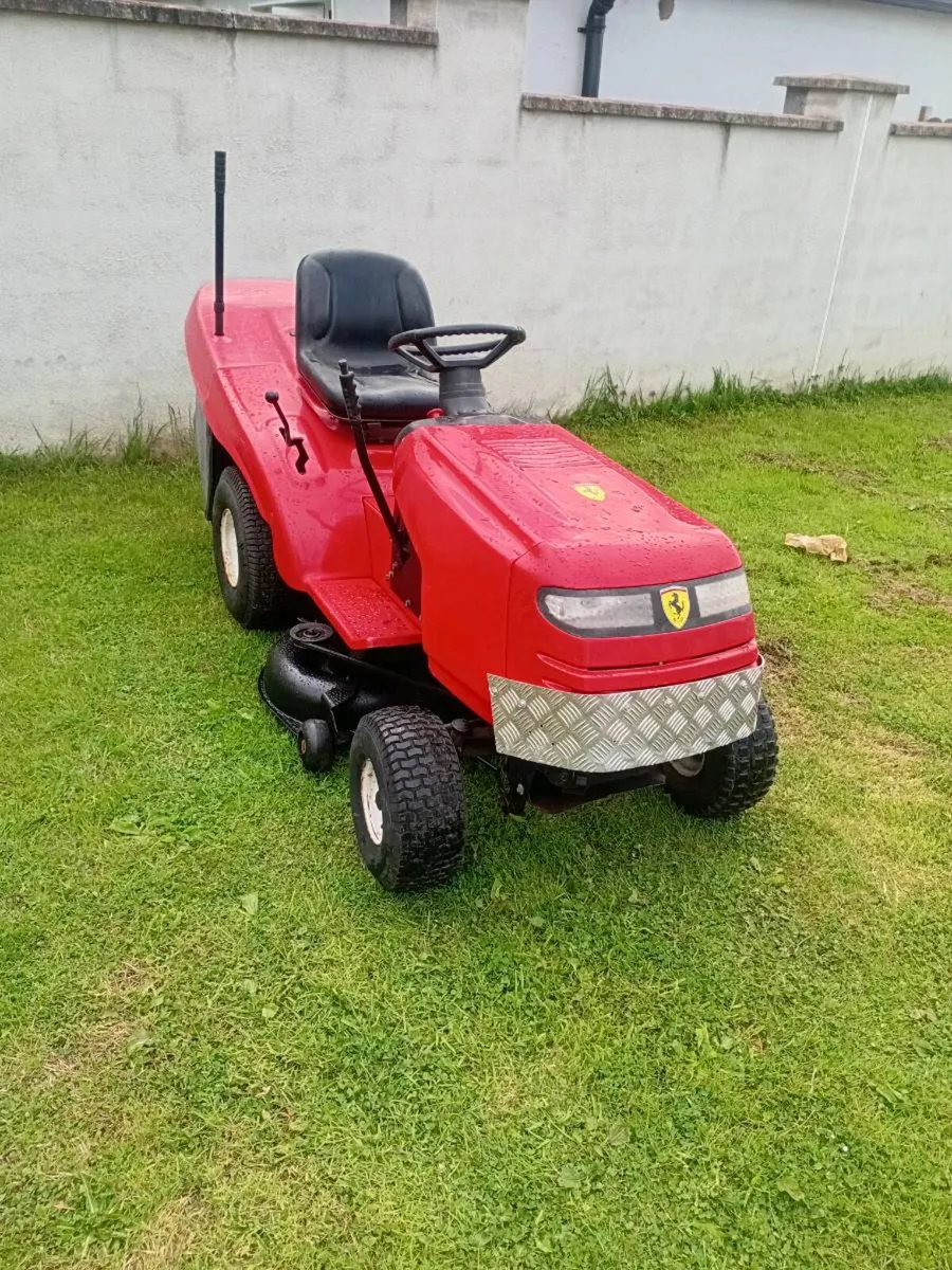 Ride on lawnmower - Image 1