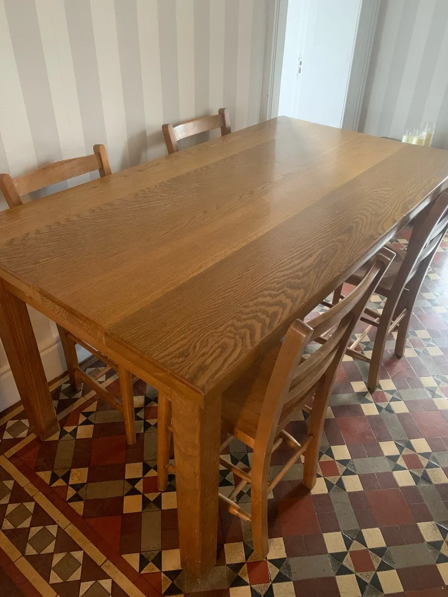 Solid oak dining table. - Image 1