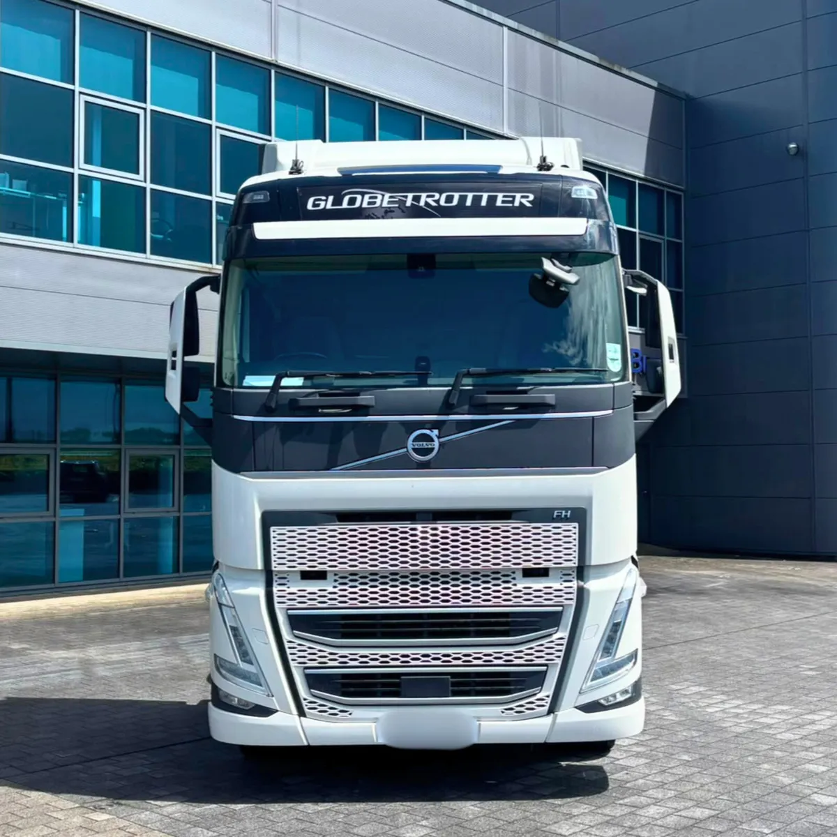2023 Volvo FH460 6x2 - Image 2