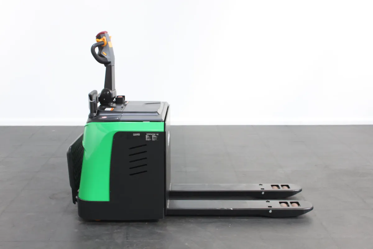 giraffe GET30P Stand-on Pallet truck– 3,000kg - Image 4