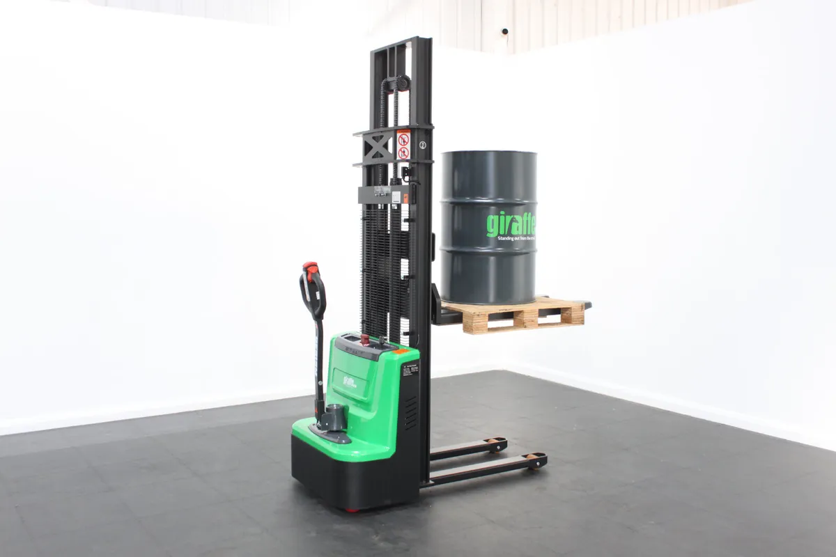 giraffe 1.5T Electric Pallet Stacker 3.0M lift - Image 3