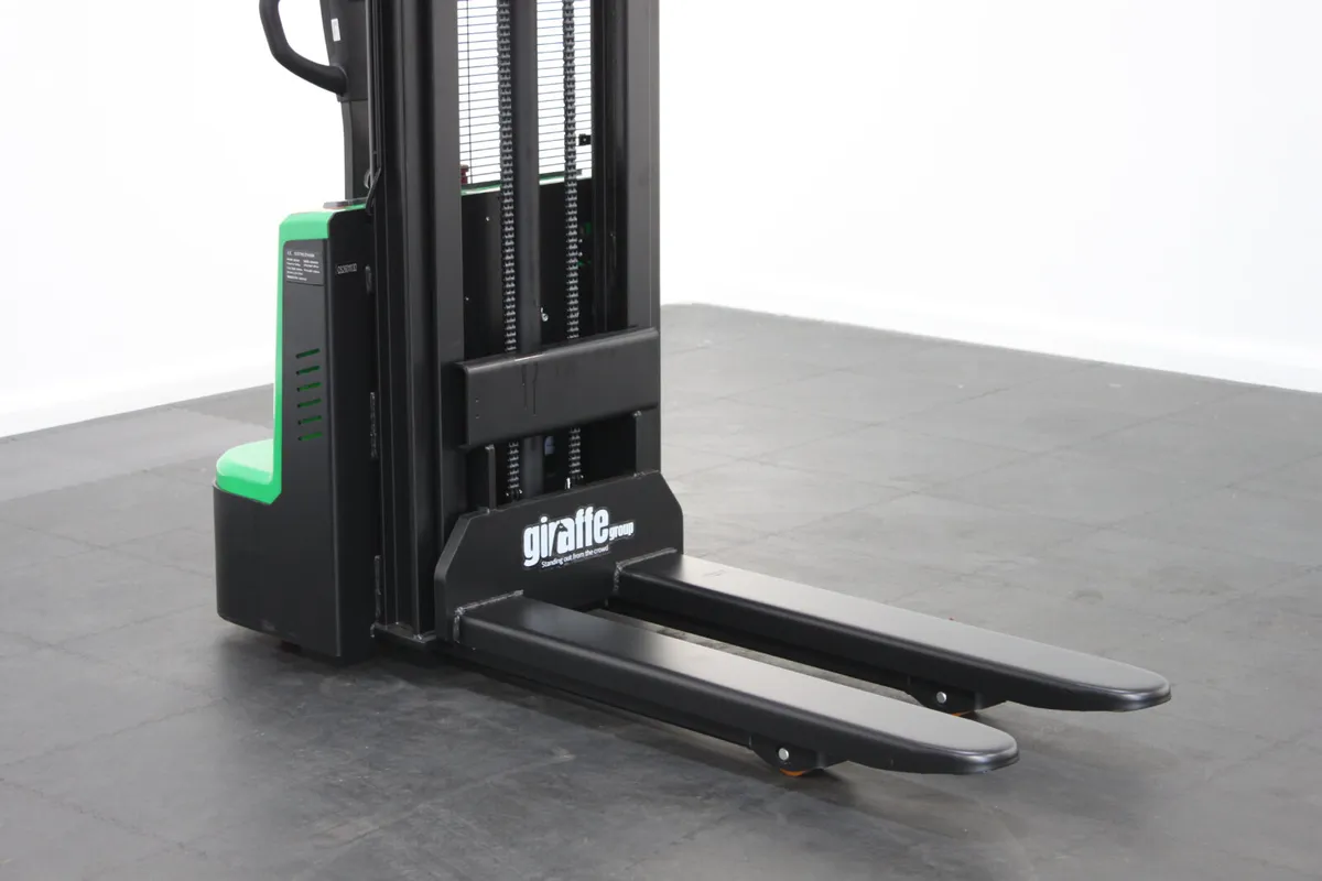 giraffe 1.5T Electric Pallet Stacker 3.0M lift - Image 4