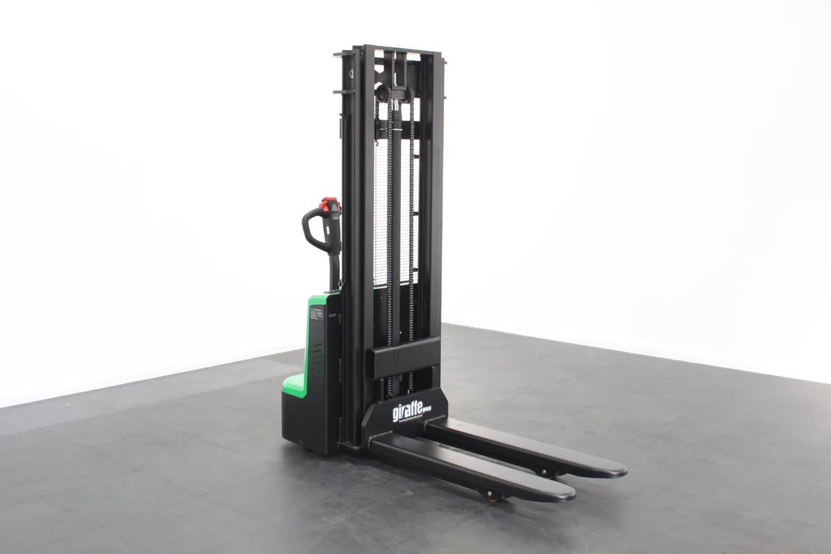 giraffe 1.5T Electric Pallet Stacker 3.0M lift - Image 1