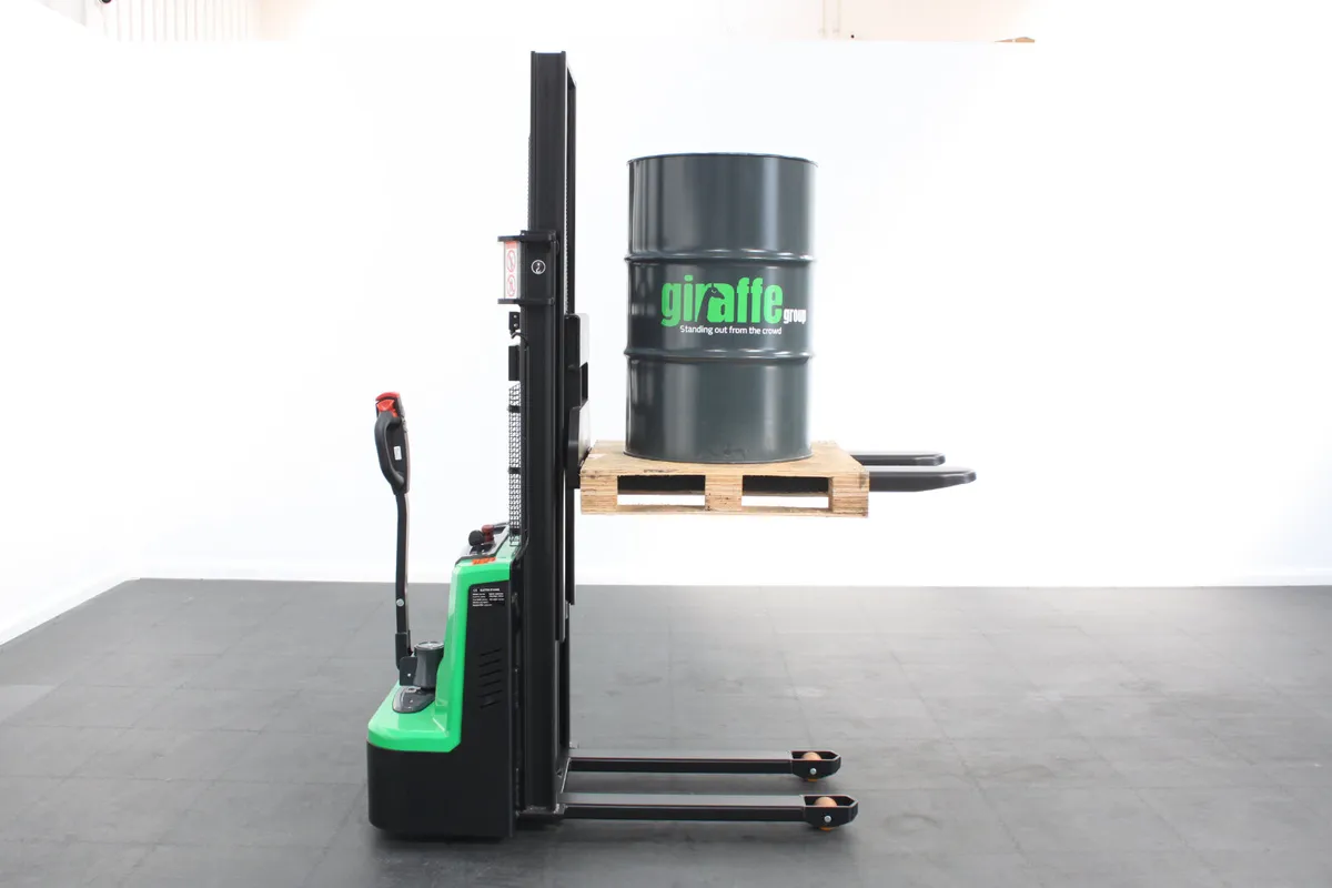 giraffe 1.5T Electric Pallet Stacker 2.5M lift - Image 4