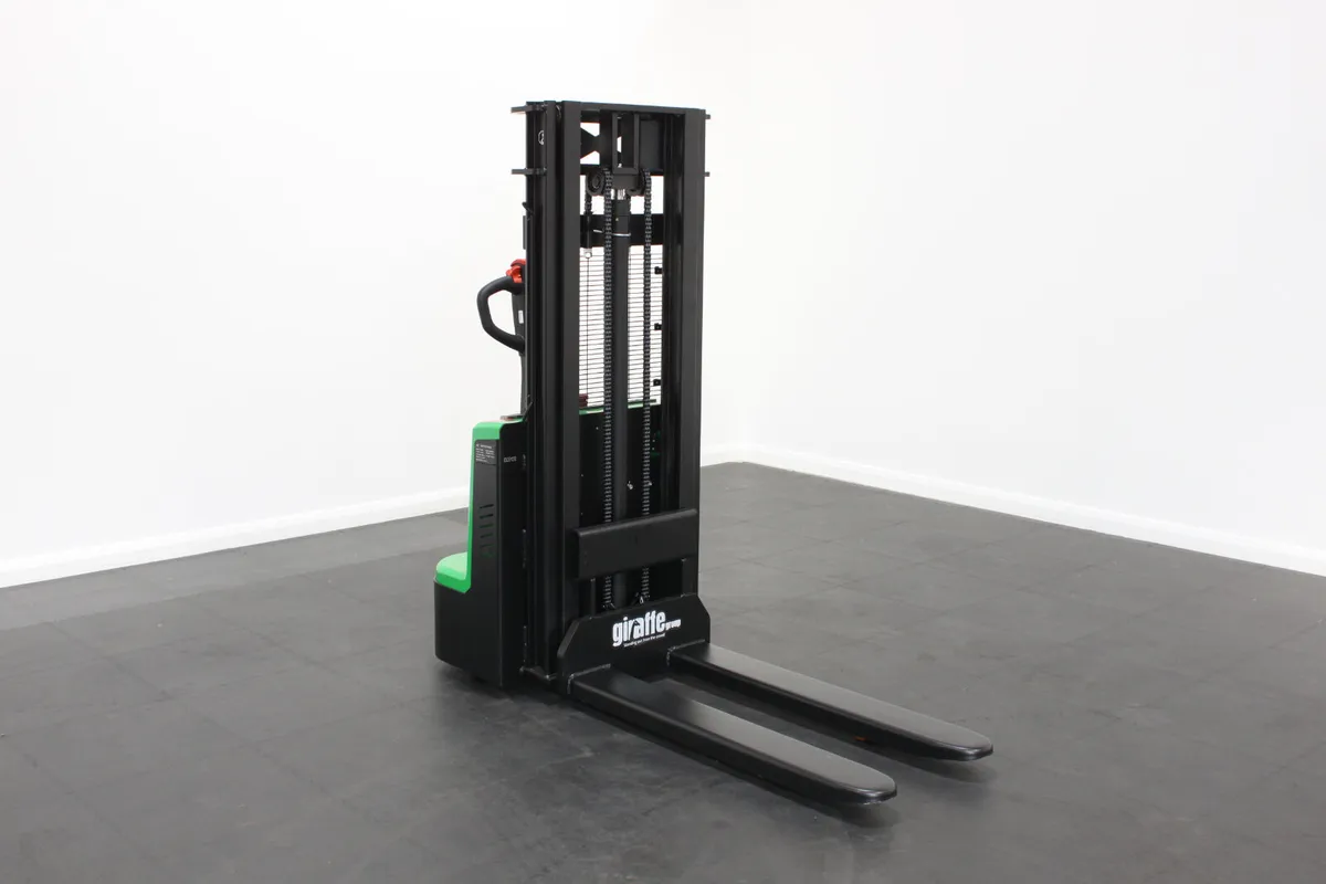 giraffe 1.5T Electric Pallet Stacker 2.5M lift - Image 1