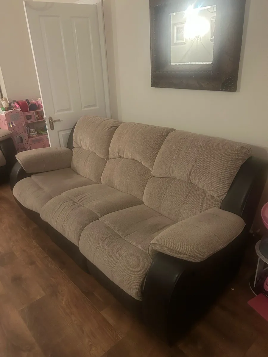 Couches 3 seater +  2 seater decliner - Image 3