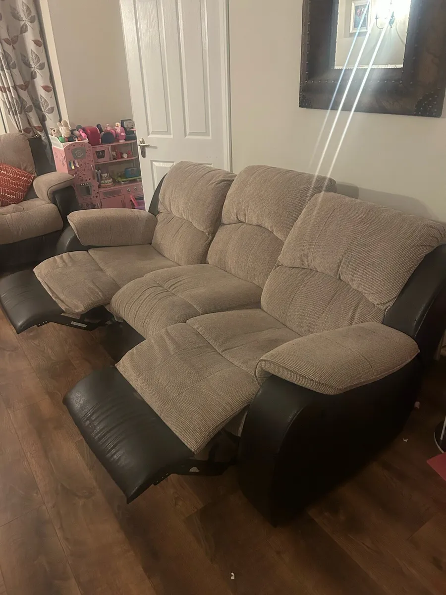 Couches 3 seater +  2 seater decliner - Image 4