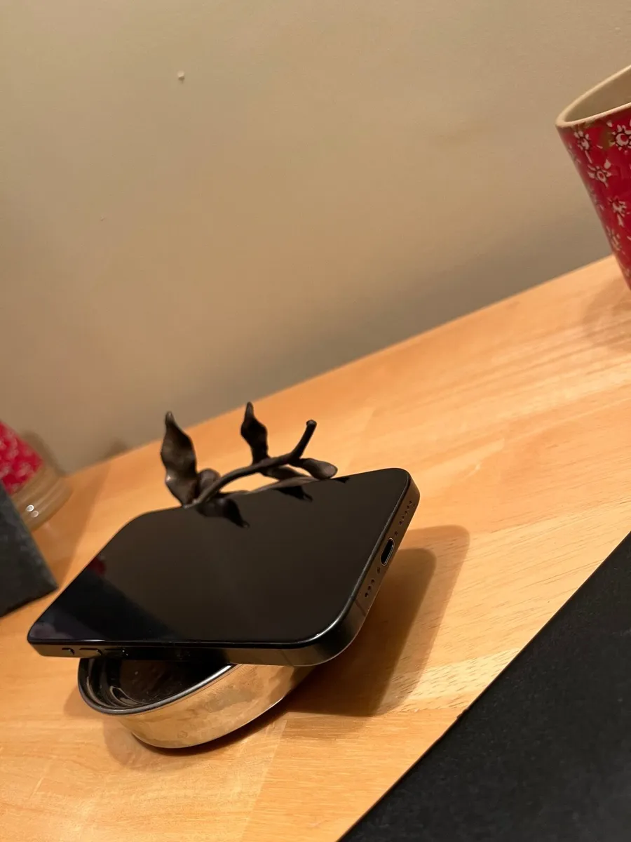 I Phone 15 pro Blue Titanium - Image 4