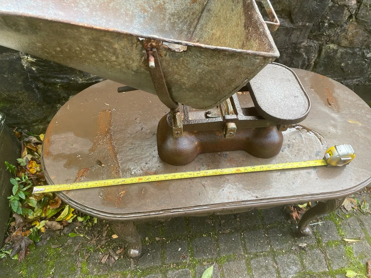 Vintage weighing scales - Image 4