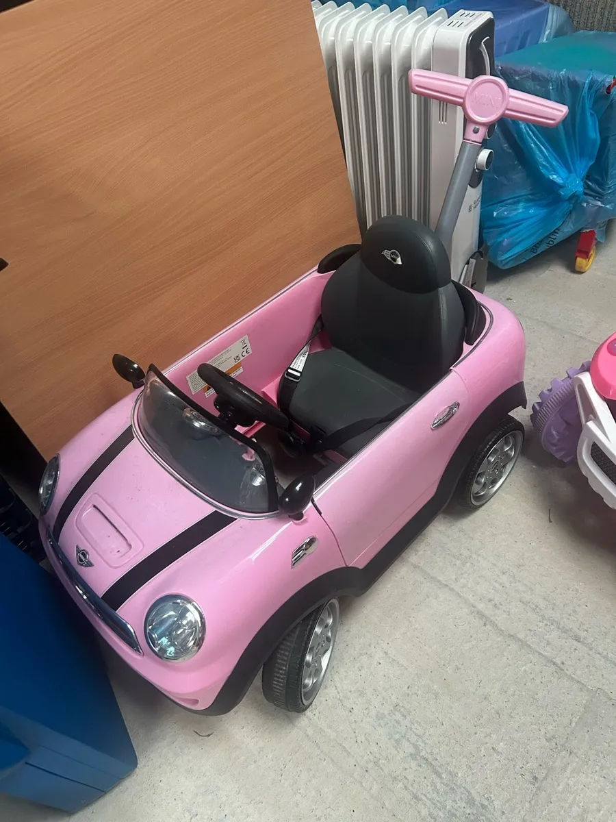 Little girls push Car