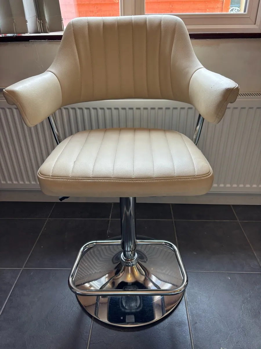 2 cream bar stools - Image 1