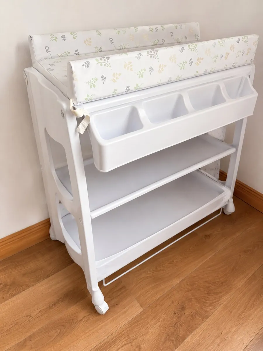 Changing bath unit - Image 1