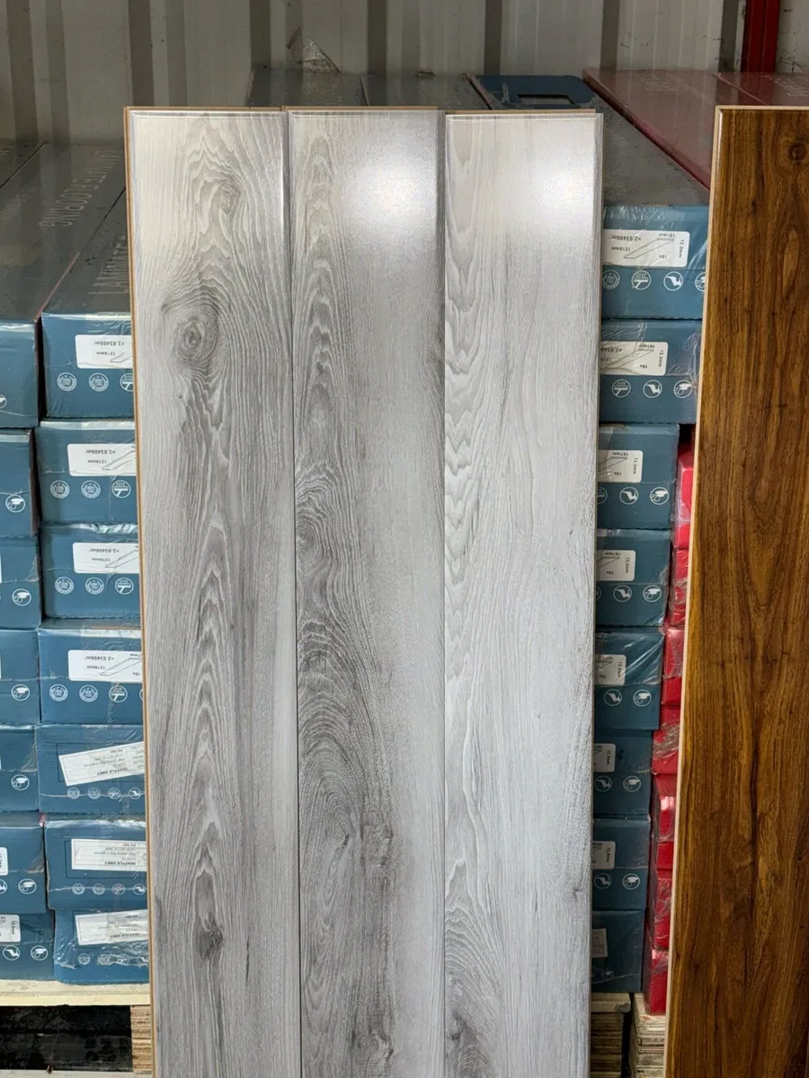 Laminated 12mm high gloss flooring - Image 3