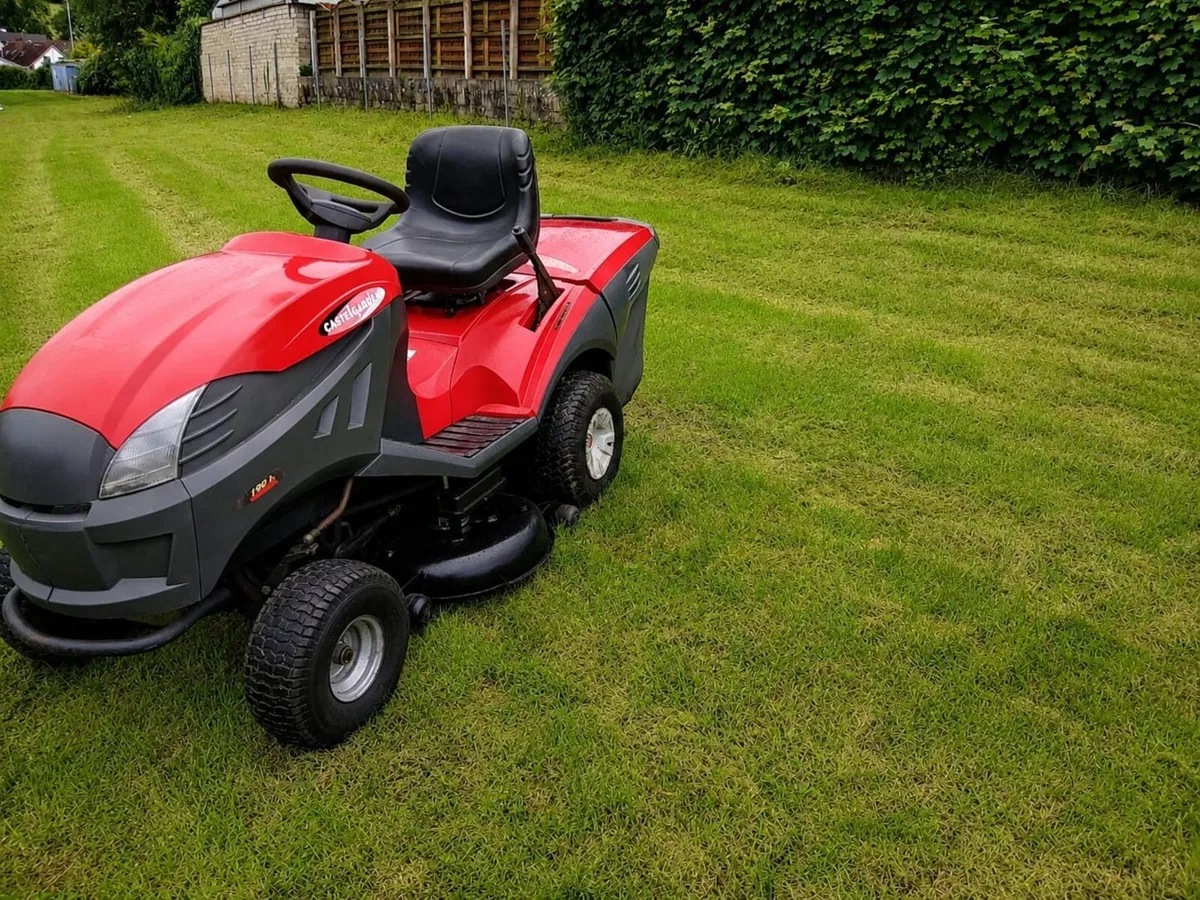 Castle garden ride on lawnmower - Image 2