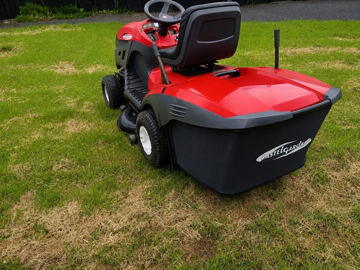 Castle garden ride on lawnmower - Image 3
