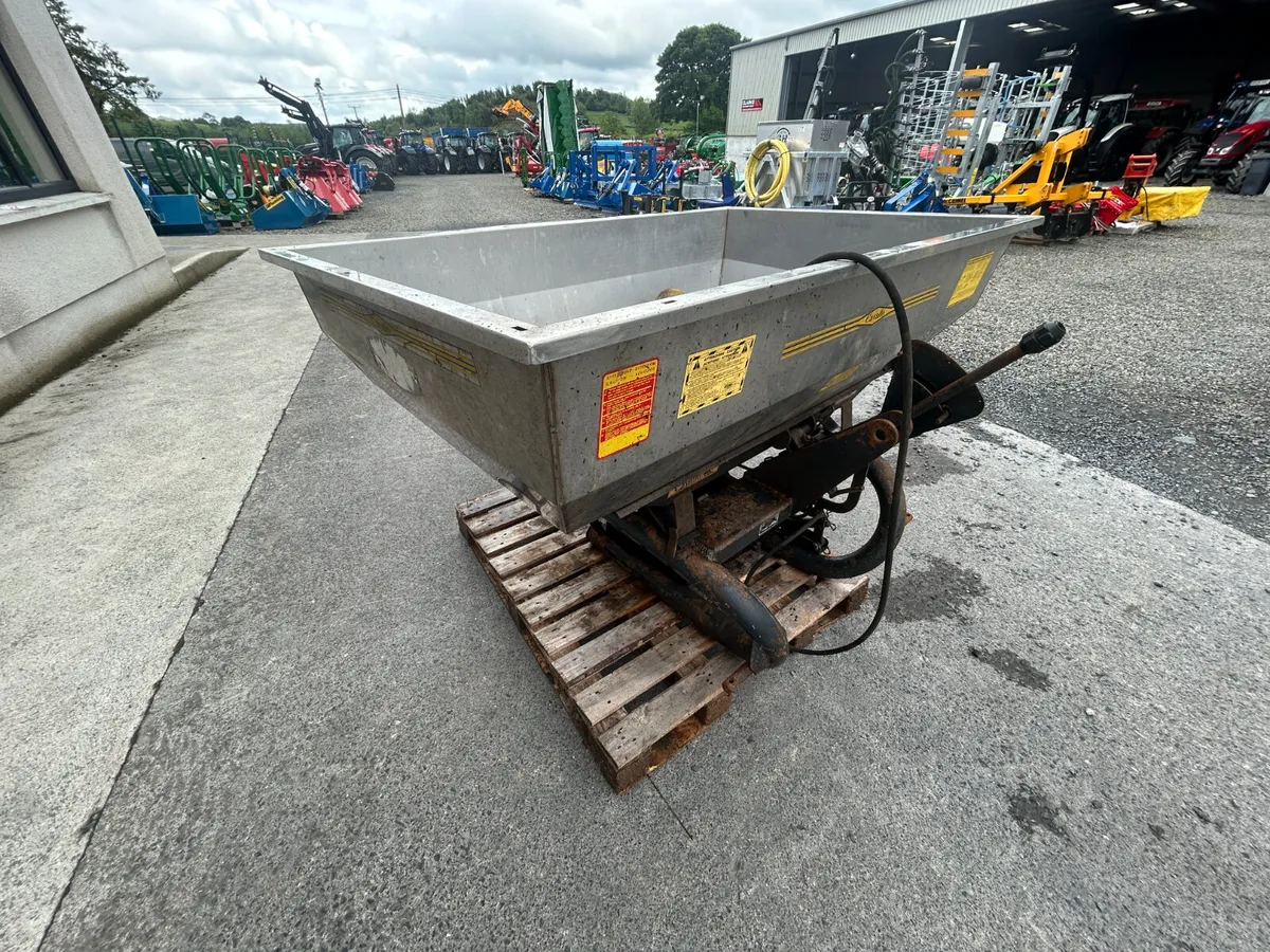 600KG Cavallo Fertiliser Spreader - Image 1