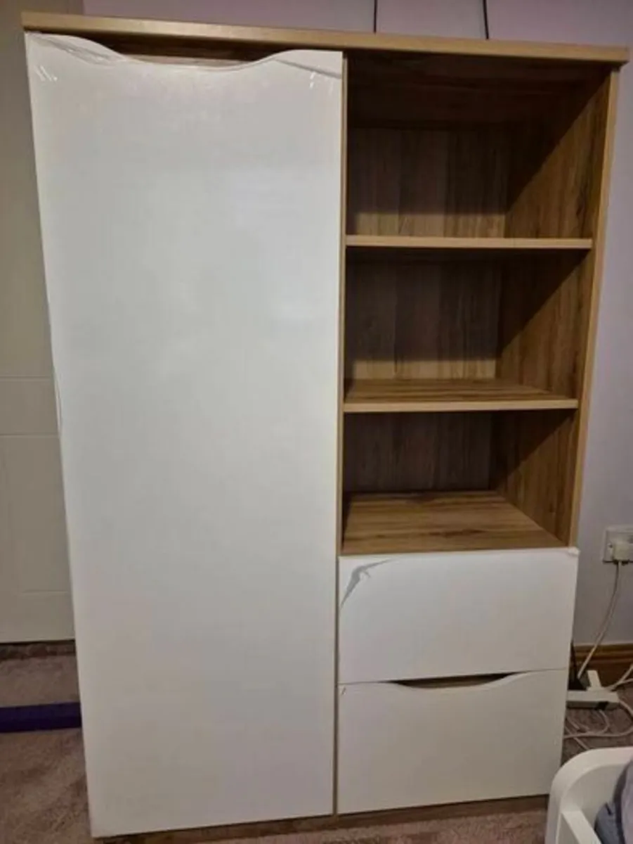 brw nuis cupboard/cabinet white and oak like new - Image 3