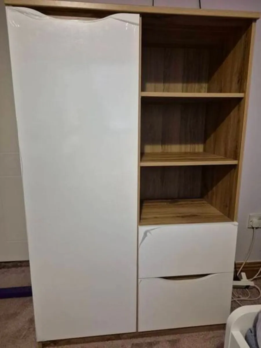 brw nuis cupboard/cabinet white and oak like new - Image 4