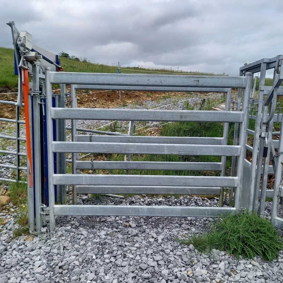 Mobile cattle crush and pen - Image 1