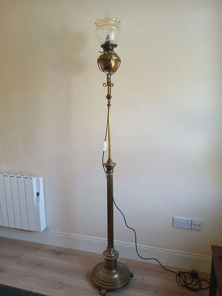 Antique floor oil lamp - Image 1