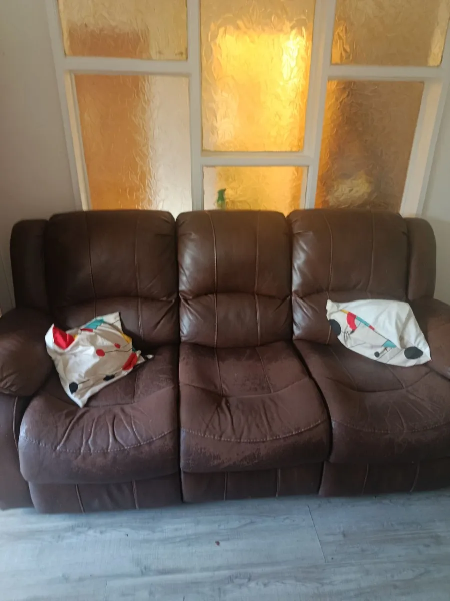 3 piece sitting & coffee table - Image 1
