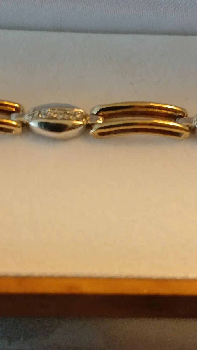 A really elegent  9ct gold bracelet - Image 1