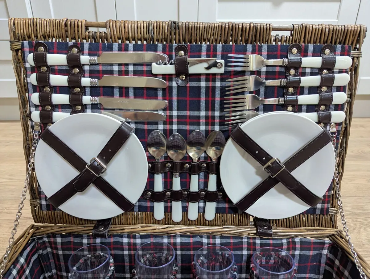 Large Wicker Picnic Basket / Hamper - Image 2