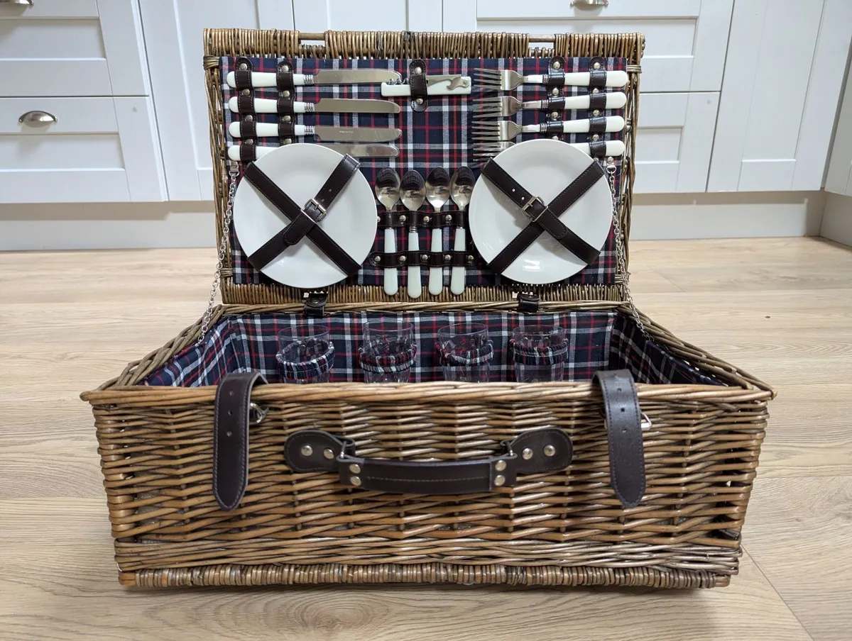 Large Wicker Picnic Basket / Hamper - Image 1