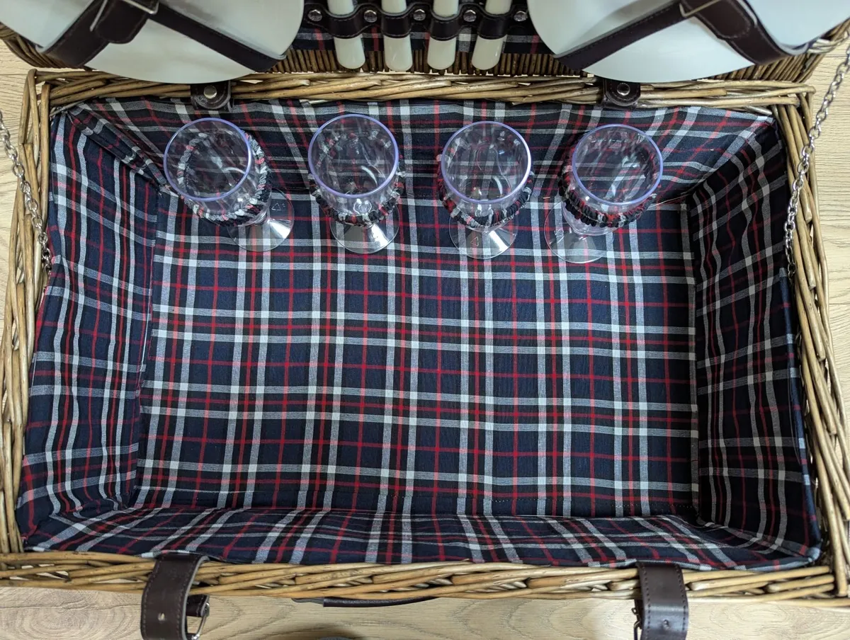 Large Wicker Picnic Basket / Hamper - Image 3