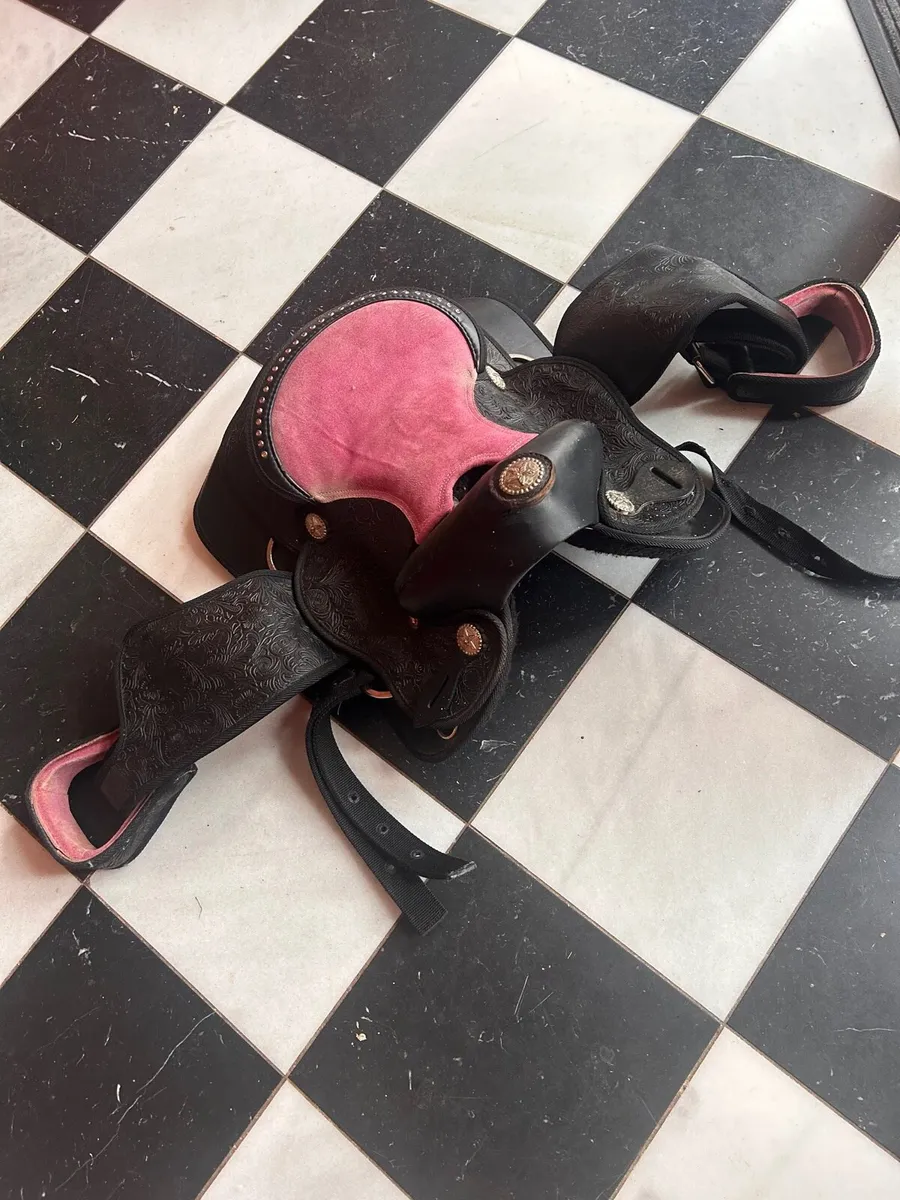Pink western saddle for sale - Image 1