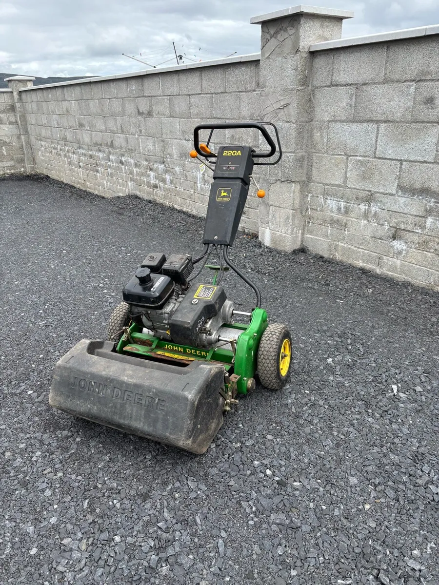 John Deere 220A Greensmower - Image 2