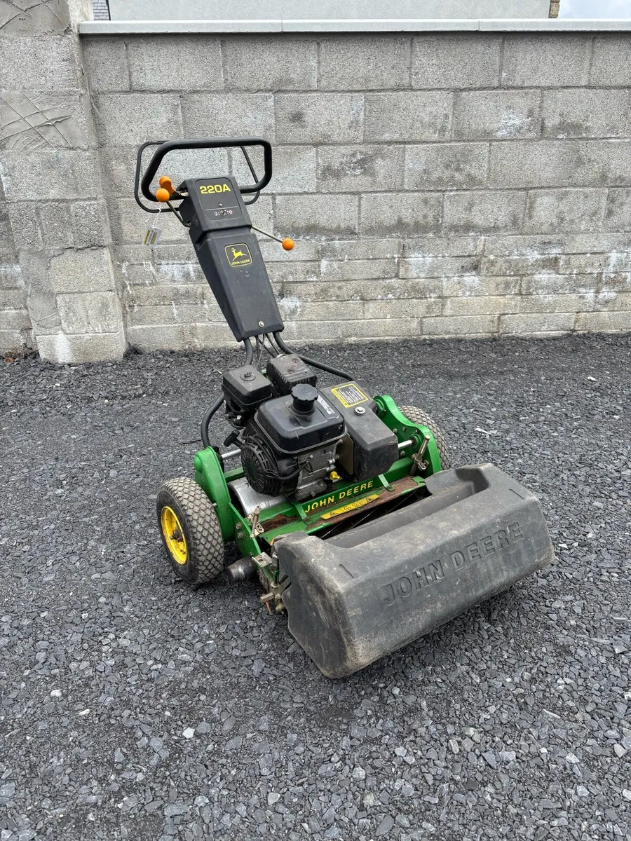 John Deere 220A Greensmower - Image 1