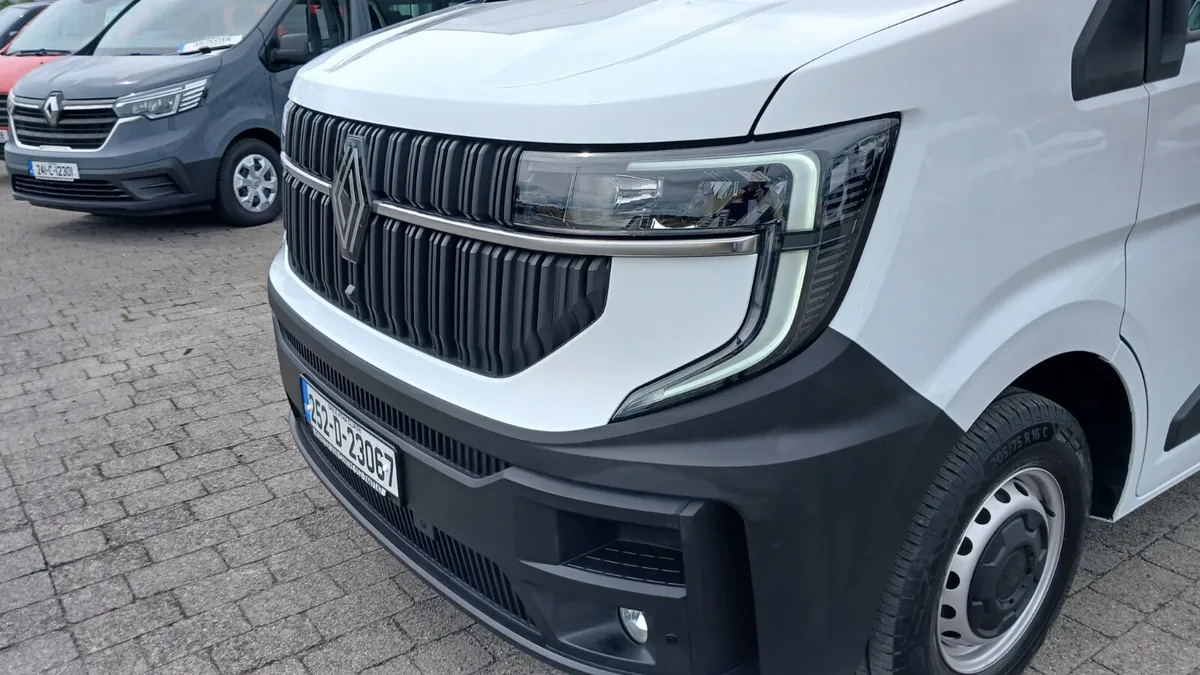 2025 RENAULT MASTER LWB ADVANCE 150BHP ONLY 2200KM - Image 3