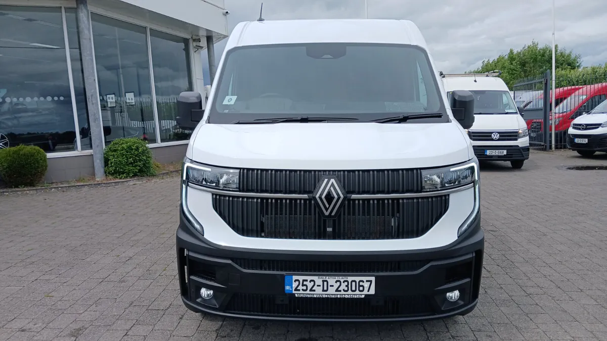 2025 RENAULT MASTER LWB ADVANCE 150BHP ONLY 2200KM - Image 2