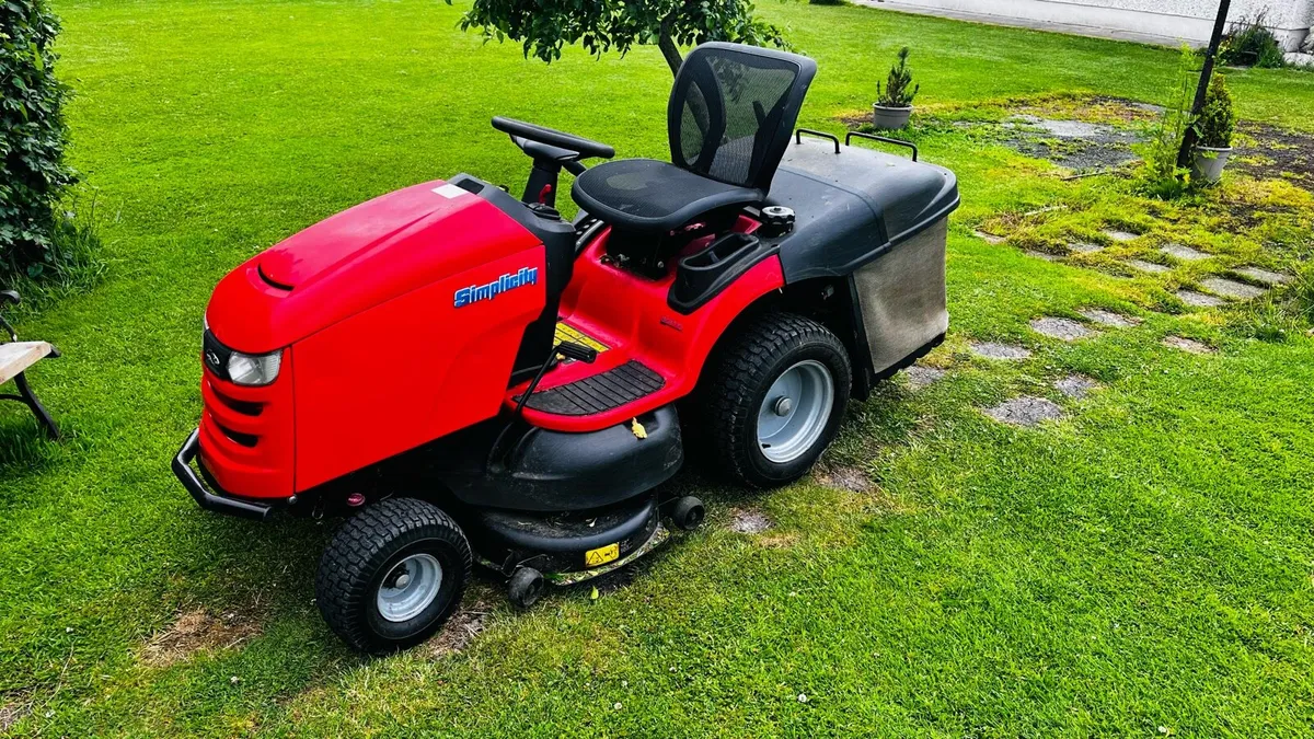 Ride on lawn mower - Image 1