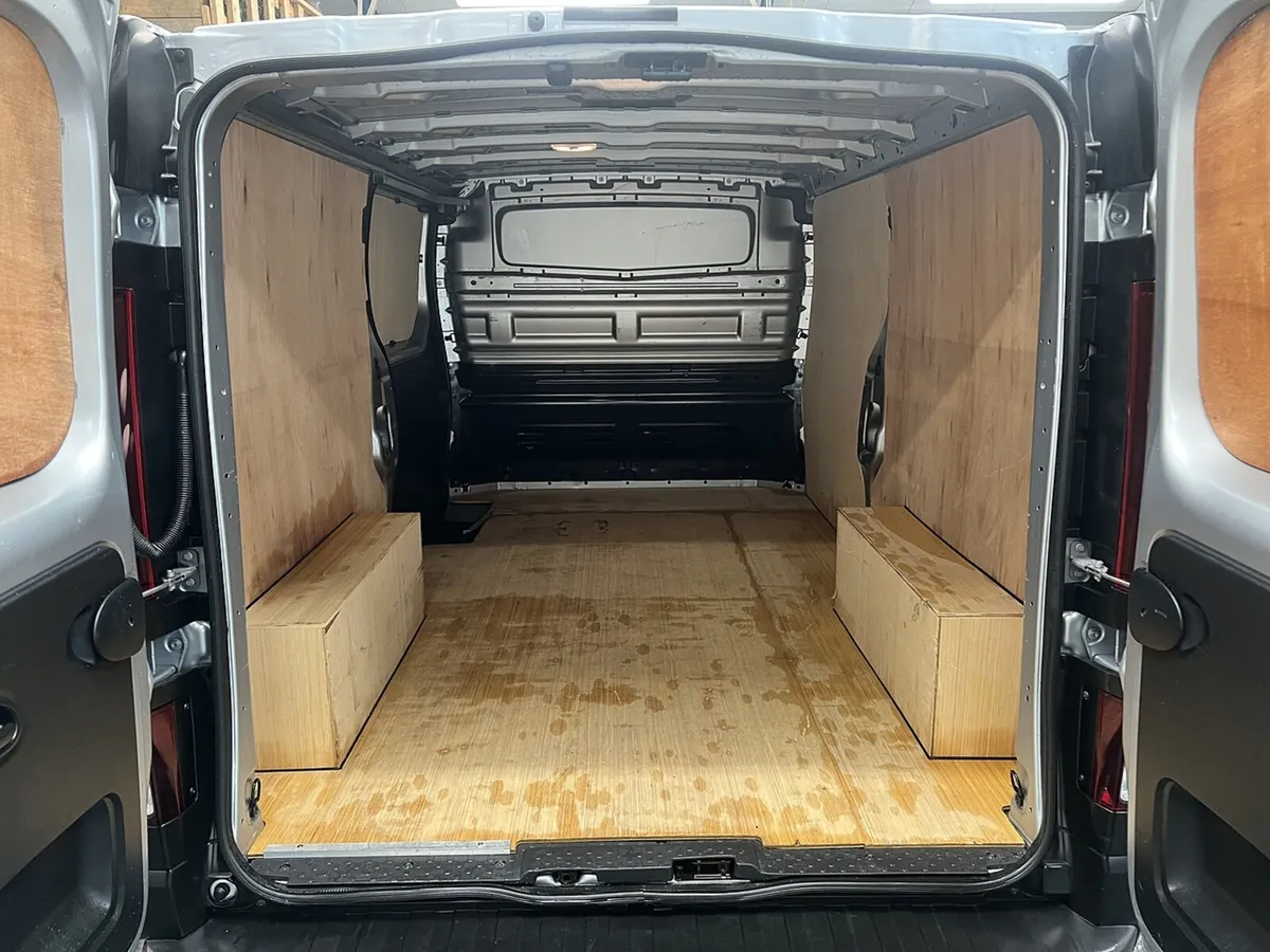 2022 Renault Trafic Panel Van - Image 2