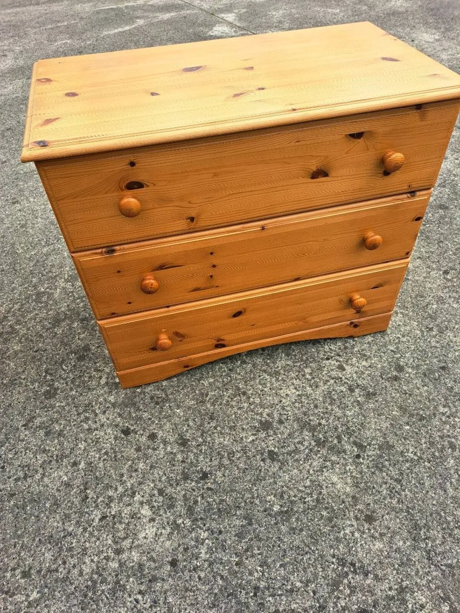 Pine chest of drawers - Image 1
