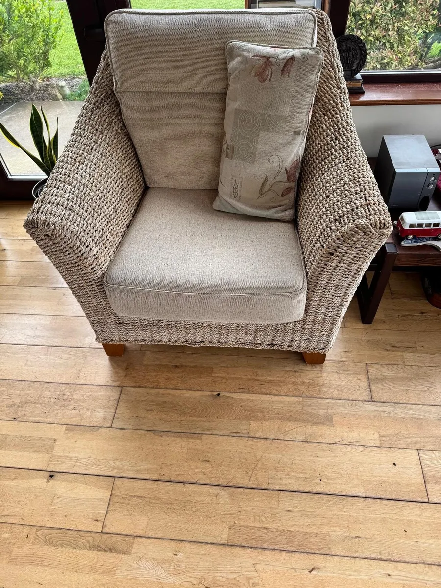 Wicker Sofa and matching chairs - Image 3