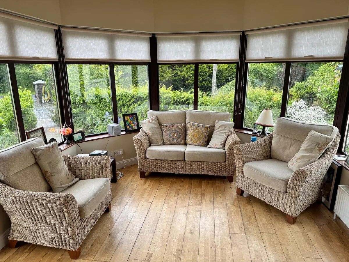 Wicker Sofa and matching chairs - Image 4